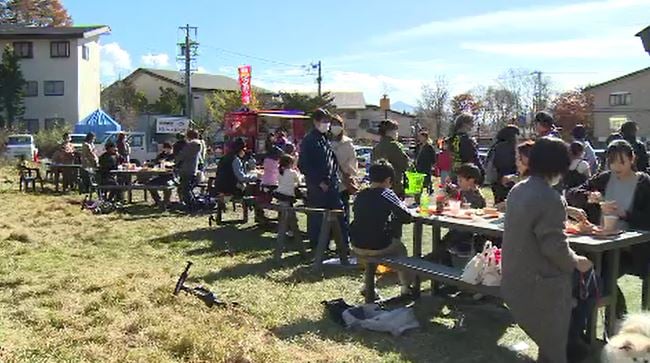 賑わいをみせる菅平カレーフェス