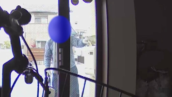 茶封筒を郵便受けに投函する