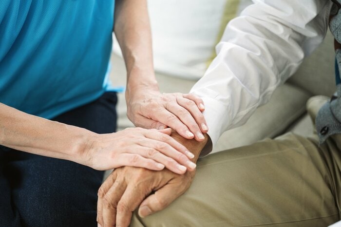 認知症になると特有の出費が生じる（画像：イメージ）