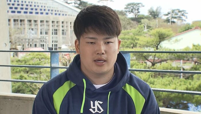 春季キャンプ中にインタビューを受ける村上宗隆(2021年)