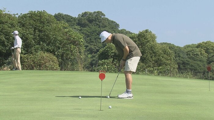 愛媛でゴルフを楽しむ外国人観光客