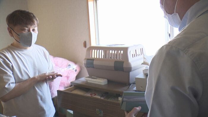 「遺品整理」を依頼した佐々木孝久さん（左）