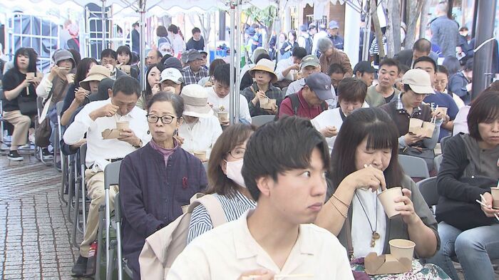 会場には芋煮を味わうため 多くの人が