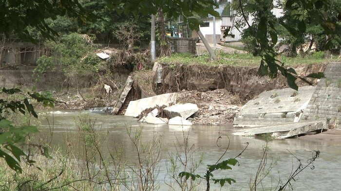 桧木内川の氾濫で崩れたままの護岸(秋田・仙北市西木町上桧木内地区)