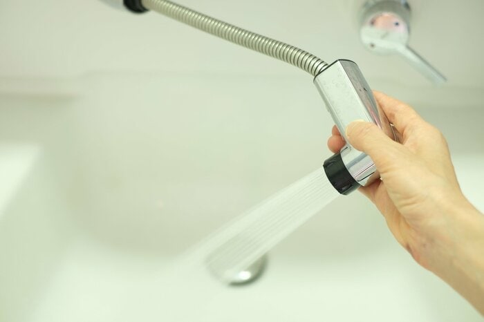 水溶液は水と一緒に流さないとトラブルの原因に(画像はイメージ)