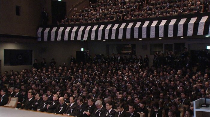 国立劇場には遺族代表や政府関係者など約1000人が参列