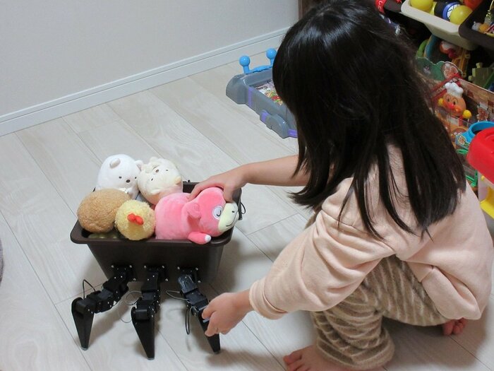 お片付けというよりはぬいぐるみを入れて遊んでいる?