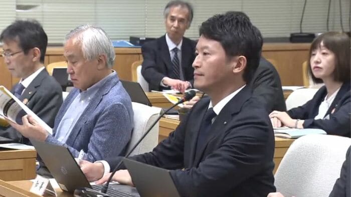 研修でメモを取る斎藤知事