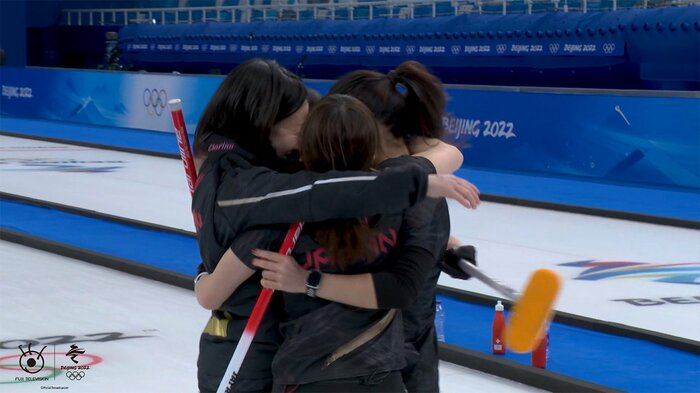 初の決勝進出が決まり、抱き合って喜ぶ日本の選手たち