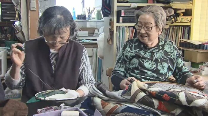 右)パッチワーク教室で指導するみい子さん