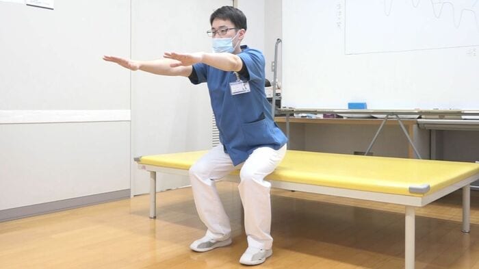 イスの座面ギリギリまで腰を下ろす