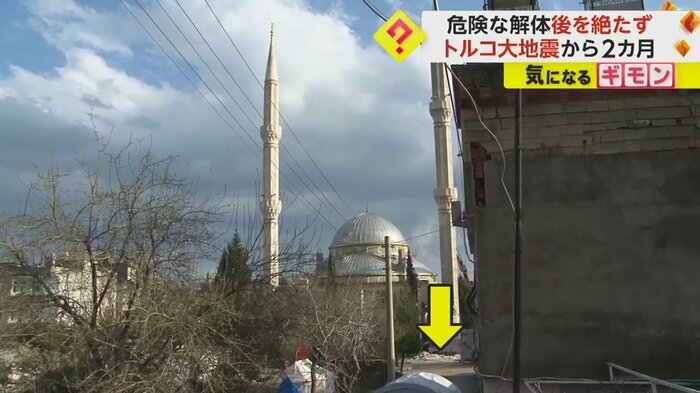 街中に立つ2本の塔。塔の手前の道路に倒す予定だった