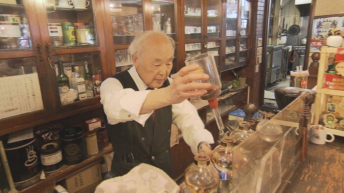 サイフォン式の器具でコーヒーを淹れる
