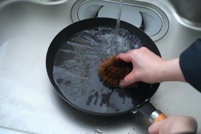 洗う際はお湯とタワシで（画像提供：和平フレイズ）