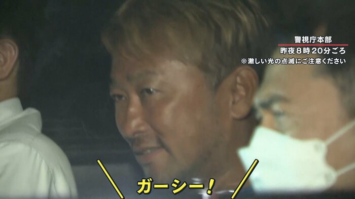 歓声に対して、軽く会釈をするようなしぐさも