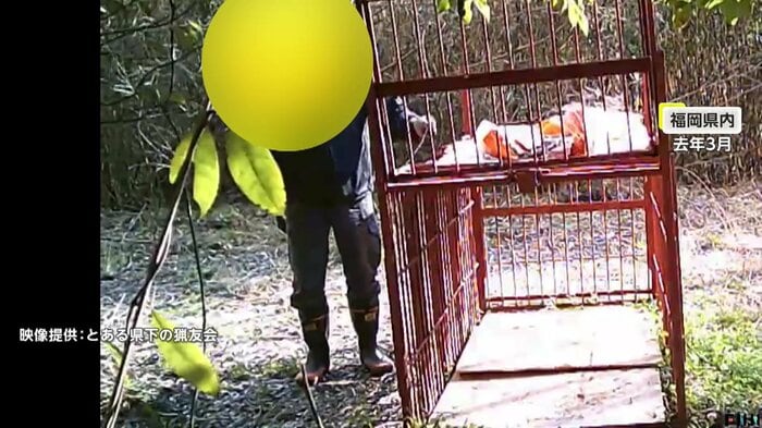 男性が留め具を触ると扉が閉まった