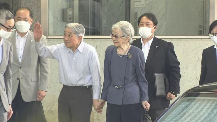 上皇ご夫妻(8月21日、軽井沢駅)