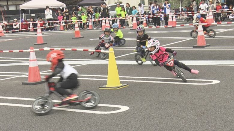 ちびっ子ライダー集結…地面を蹴って走る『ランバイク』の全国大会 4-10歳の約200人が部門ごとに競う｜FNNプライムオンライン