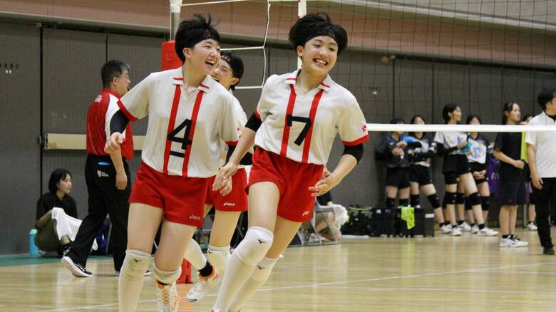 【中学バレー女子】フルセットの激戦を制した札幌大谷中が8大会連続16度目の優勝 春の選抜大会王者・HOPESに勝利「前回負けた悔しさを晴らすために、今まで練習してきた」――北海道中体連|FNNプライムオンライン