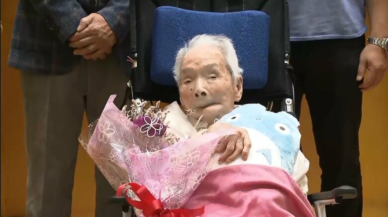日本最高齢116歳！明治40年生まれの巽 フサさんに大阪・吉村知事からお祝い状 ひ孫からは花束のプレゼントも｜FNNプライムオンライン