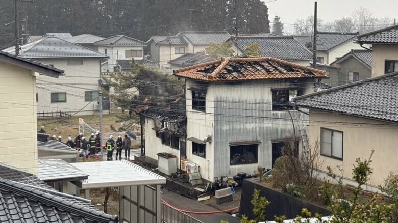 【速報】富山・小矢部市で住宅火災　高齢男性をやけどで救急搬送 「1階から火が出ている」｜FNNプライムオンライン