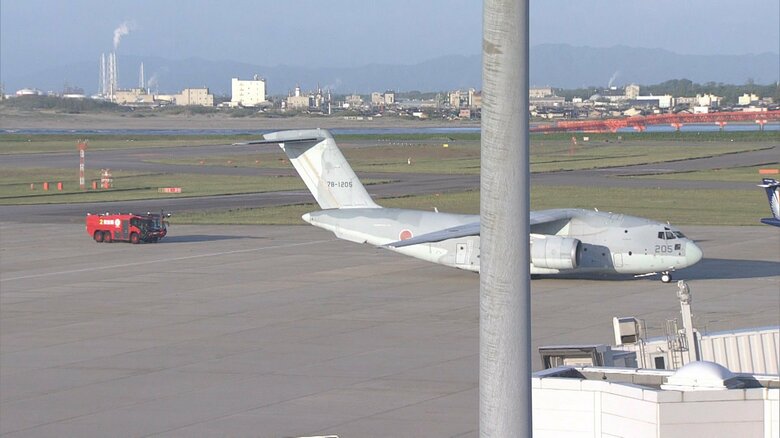 空自輸送機が新潟空港に緊急着陸　操縦席の窓の一部が開くトラブル発生　けが人や落下物なし…原因について調査中｜FNNプライムオンライン