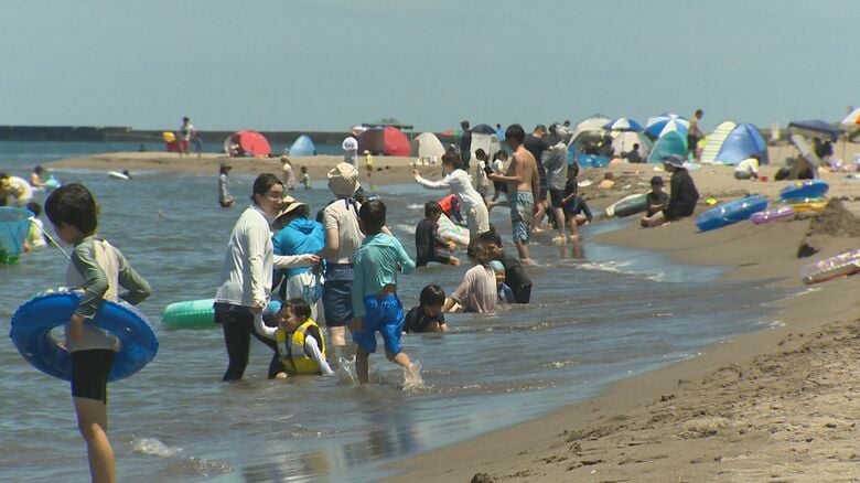 猛暑の“海の日”海水浴場にぎわう！ 22日も熱中症警戒アラート発表 十分な熱中症対策を 新潟｜FNNプライムオンライン
