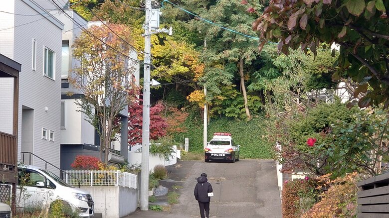 【ヒグマ速報】札幌の住宅街のすぐそばにクマ出没！自宅からふと窓のぞくと“1ｍほどの子グマ”がクルミを食べていたか―約100ｍ先の小学校は臨時休校に〈市街地で目撃が相次ぐ北海道札幌市〉｜FNNプライムオンライン