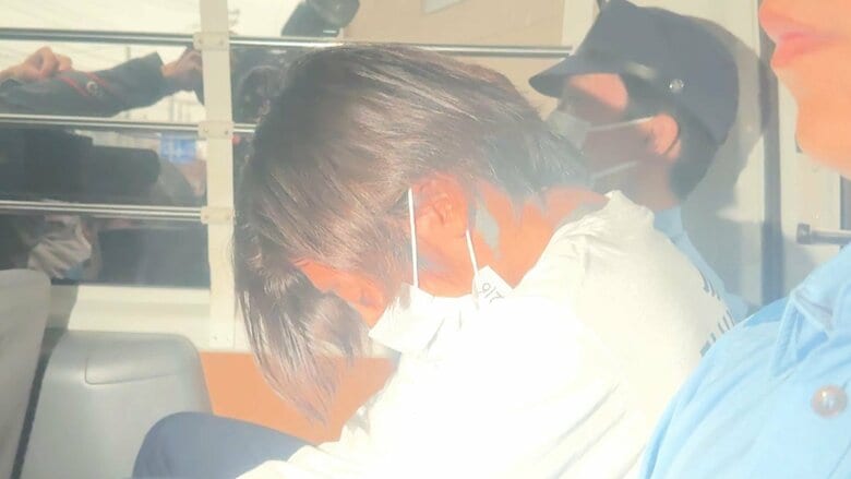 「暗証番号で電子ロック解除し施設内に侵入」22歳容疑者が供述…89歳入所者殺害容疑で送検　埼玉老人ホームで高齢女性2人死亡｜FNNプライムオンライン