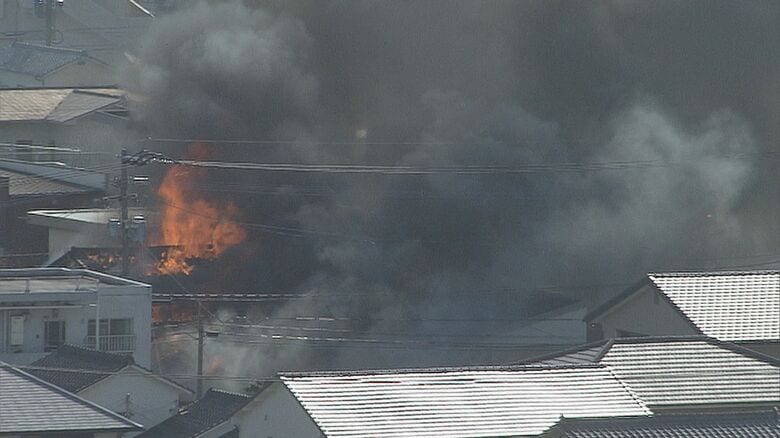 【速報】激しい黒煙　春日神社近くの住宅で火事　けが人の有無は不明　大分｜FNNプライムオンライン