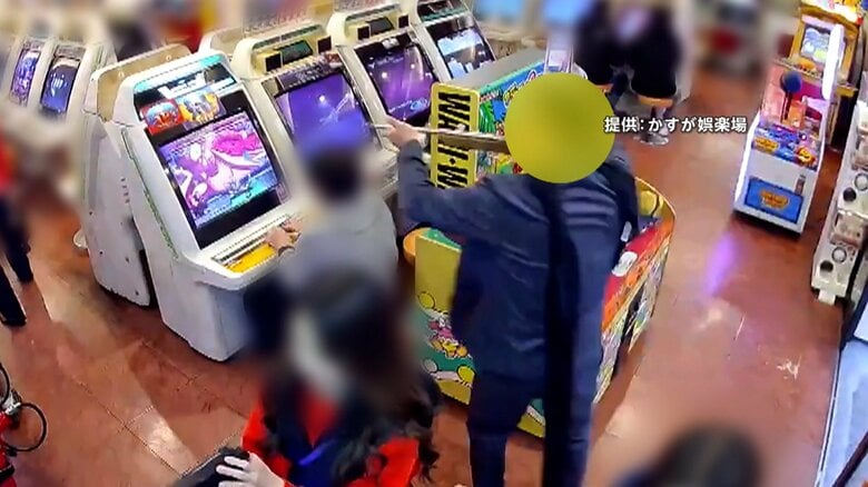 【独自】「目に当たったら危険」ゲームセンターに“銃を持った男”　客に銃口…遊戯中の女性に絡み、人通り多い道の反対側に発砲　大阪市｜FNNプライムオンライン
