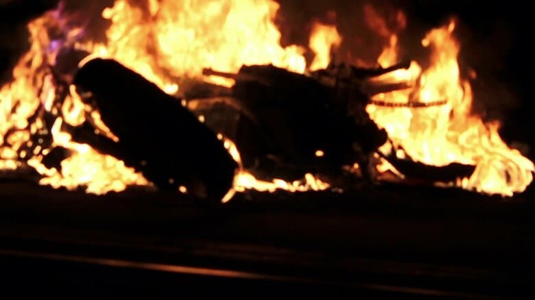 【衝撃映像】市道でバイク同士が衝突して炎上　男性1人が病院に搬送される　周辺は一時交通規制も｜FNNプライムオンライン