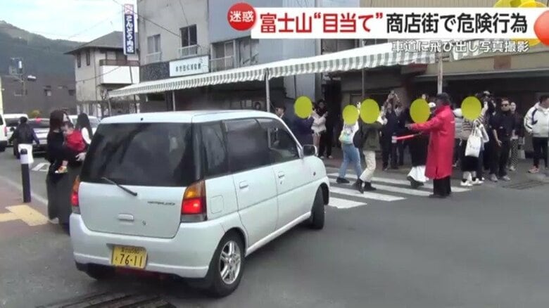 【迷惑】「No！No！No！」富士山“目当て”に外国人観光客が車道のど真ん中で危険な写真撮影…山梨・富士吉田市も困惑｜FNNプライムオンライン