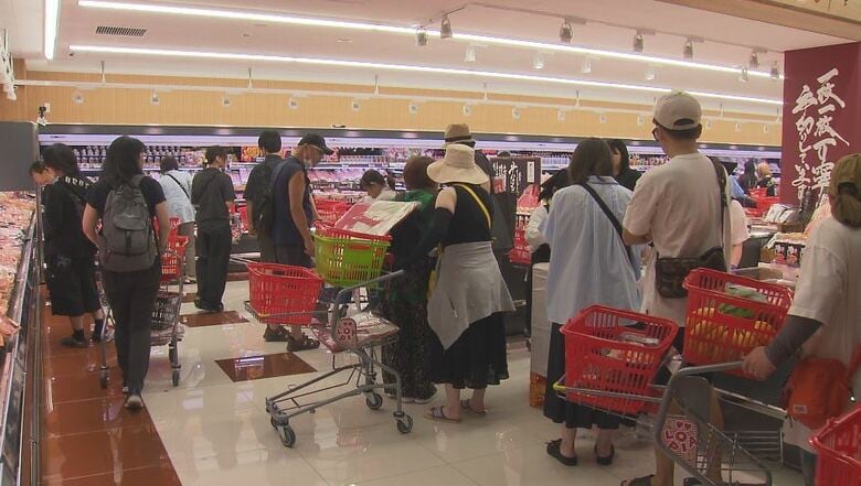 「安くてびっくり」開店前から1000人以上が列　スーパー「ロピア」県内初出店　1キロ超の「ノルウェー産サーモン」などインパクトある商品が並ぶ　コンセプトは“食のテーマパーク”｜FNNプライムオンライン