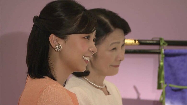 「緑がきれいですね」紀子さまと佳子さまが源氏物語の刺しゅう展を鑑賞　お二人での公務は約5年4カ月ぶり｜FNNプライムオンライン