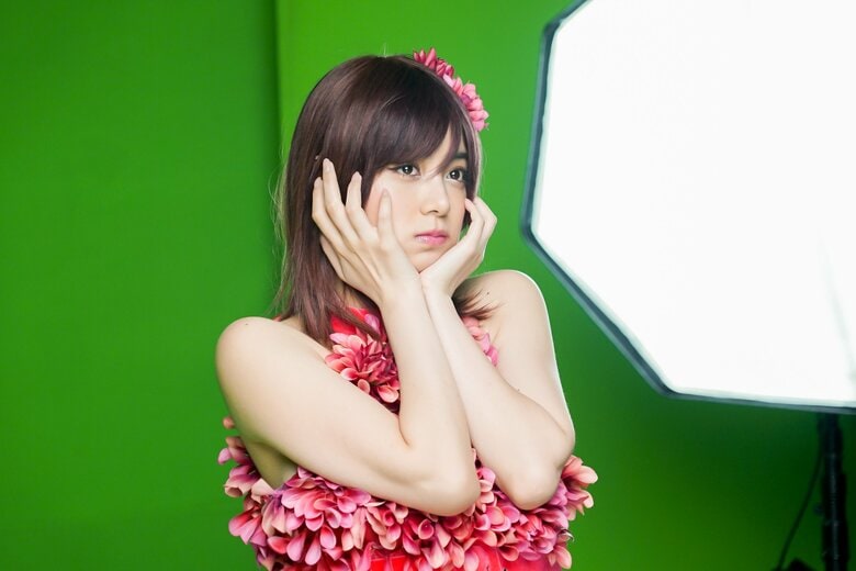 鮮やかな赤の平成アイドル風コスチューム