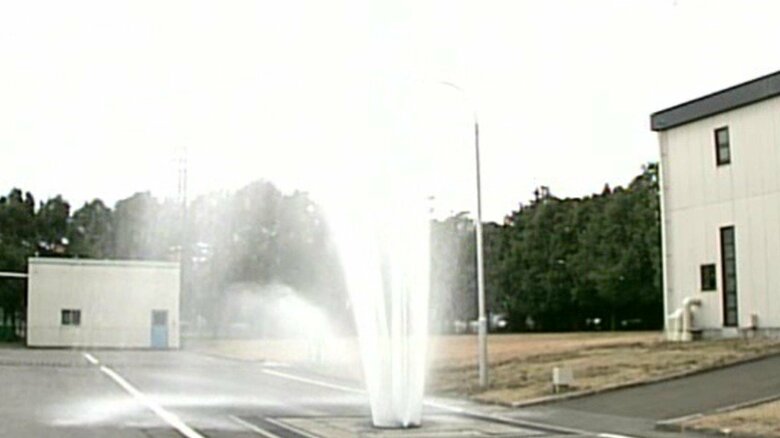 ふたの穴から水が出ているなら、圧力がかかっている状態(提供:日本下水道協会)