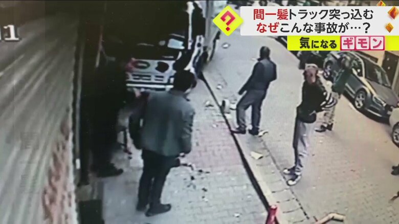 突然店にトラックが突っ込み、男性たちは呆然とする(画像:IHA)