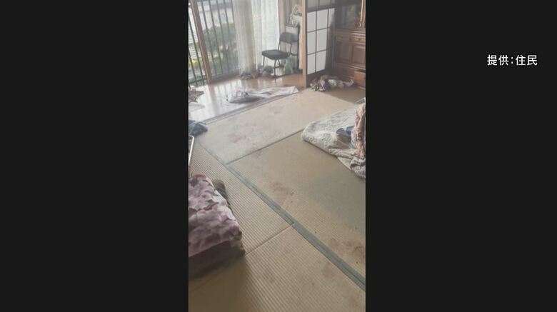 クマがガラスを割って住宅に侵入　提供：住民