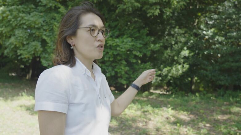 闘病中に散歩をした小道を歩く娘・由美さん