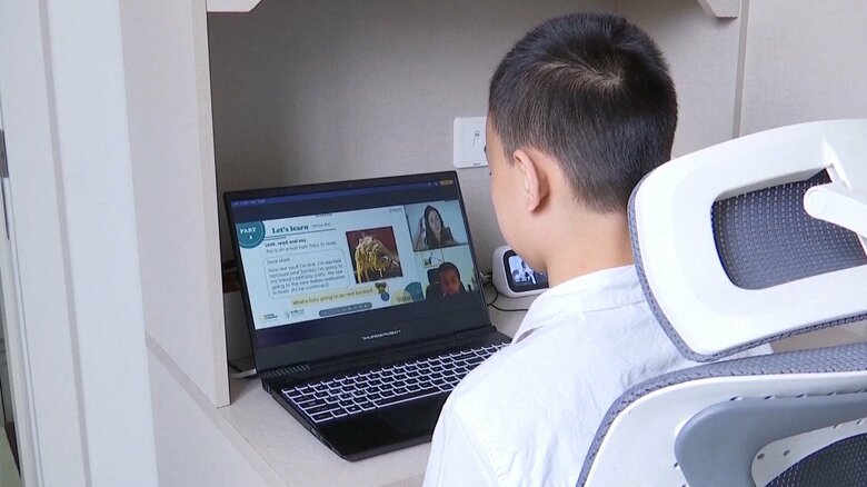 オンラインで英語を学ぶ小学生（広東省深セン）