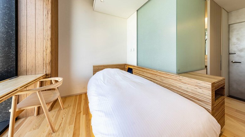 宿泊室には防災備蓄セットを備えている（提供：大林組）