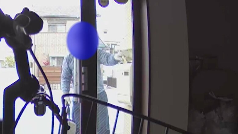 茶封筒を郵便受けに投函する