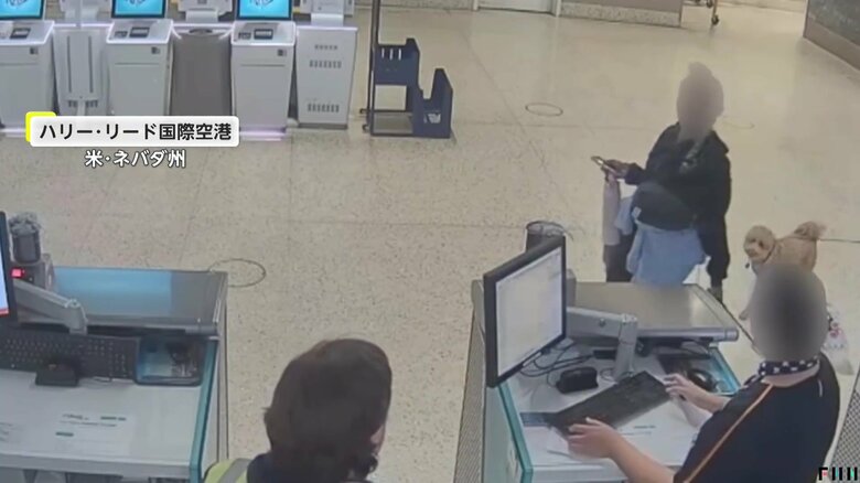 犬とともに飛行機に乗ろうと、カウンターで手続きをしていた飼い主の女