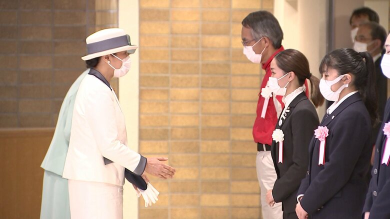 式典終了後に関係者と懇談される皇后さま