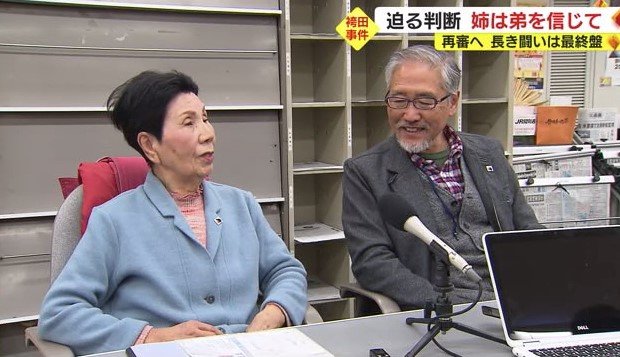 ひで子さん（左）と支援を続ける山崎さん（右）