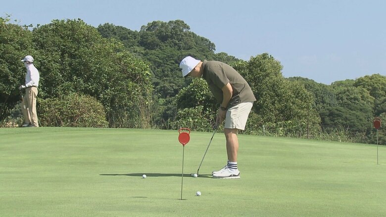 愛媛でゴルフを楽しむ外国人観光客