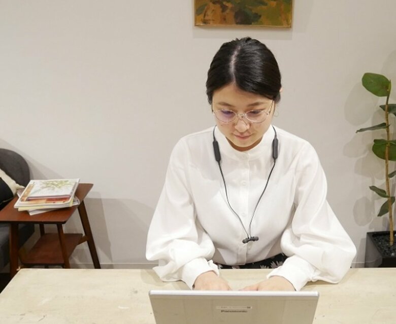 周囲の音を遮断する手軽な方法がワイヤレスイヤホンやヘッドホン（画像：ワイヤレスステレオインサイドホン RZ-NJ320B）