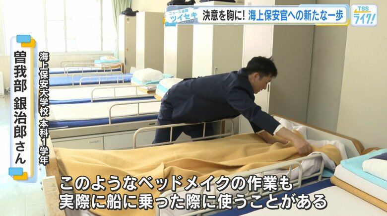 ベッドメイキングをする曽我部銀治郎さん