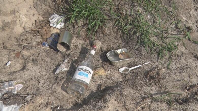 キーウ近郊のロシア軍占領地にはウォッカの瓶が散乱（2022年5月撮影）